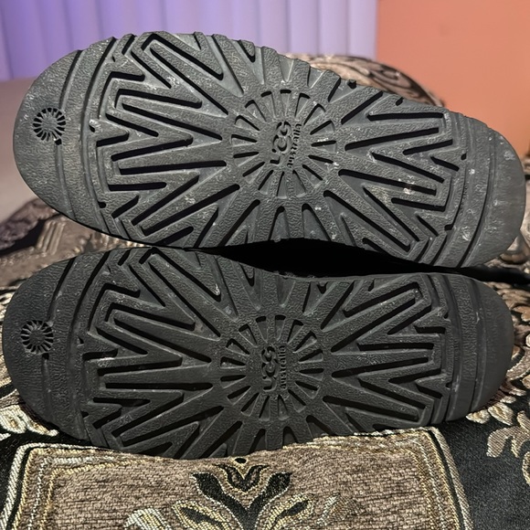 Girls UGG Bailey Button T Big Kid 
 Black Size 4 - Picture 2 of 7